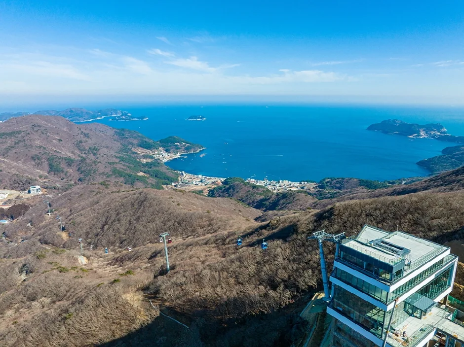 노자산 케이블카 상부 시설과 산 너머 거제 바다