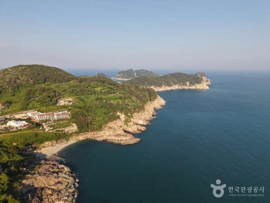 신선대의 바위 해안과 남해 풍경
