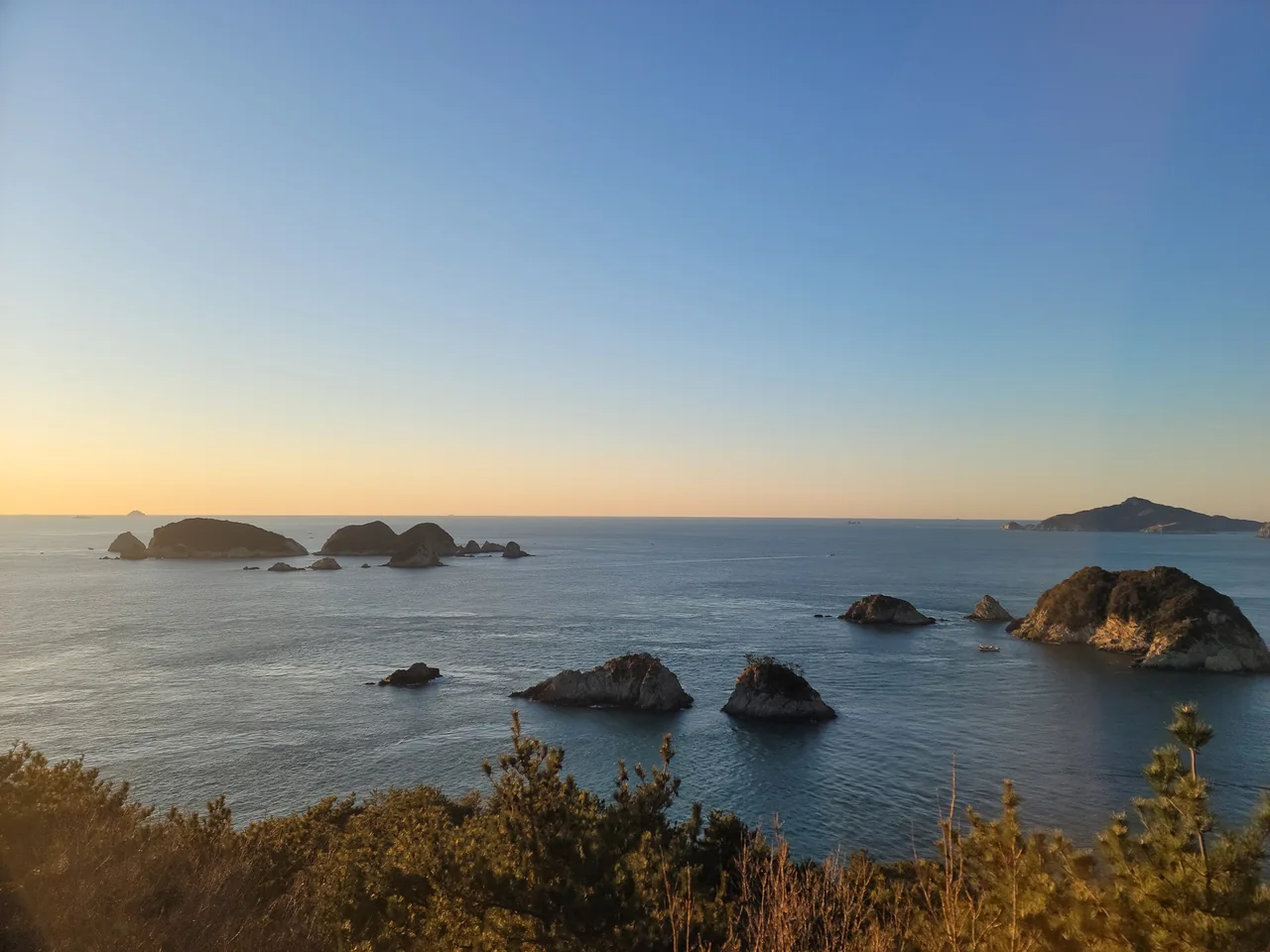 여차–홍포 해안 전망대에서 바라본 섬들과 저녁 바다